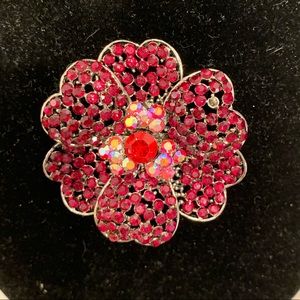 🦋Broach: Crystal reds color. Prettiest flower